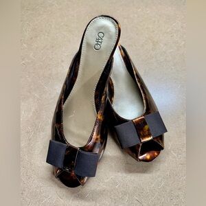 CATO, WOMENS SLIDE-ON, PEEP TOE HEELS. MAN-MADE PATENT LEATHER. SIZE 8W